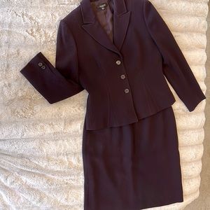 Wool Tahari women’s suit 10P